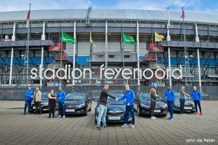 Feyenoord-spelers ontvangen sleutels nieuwe Opels