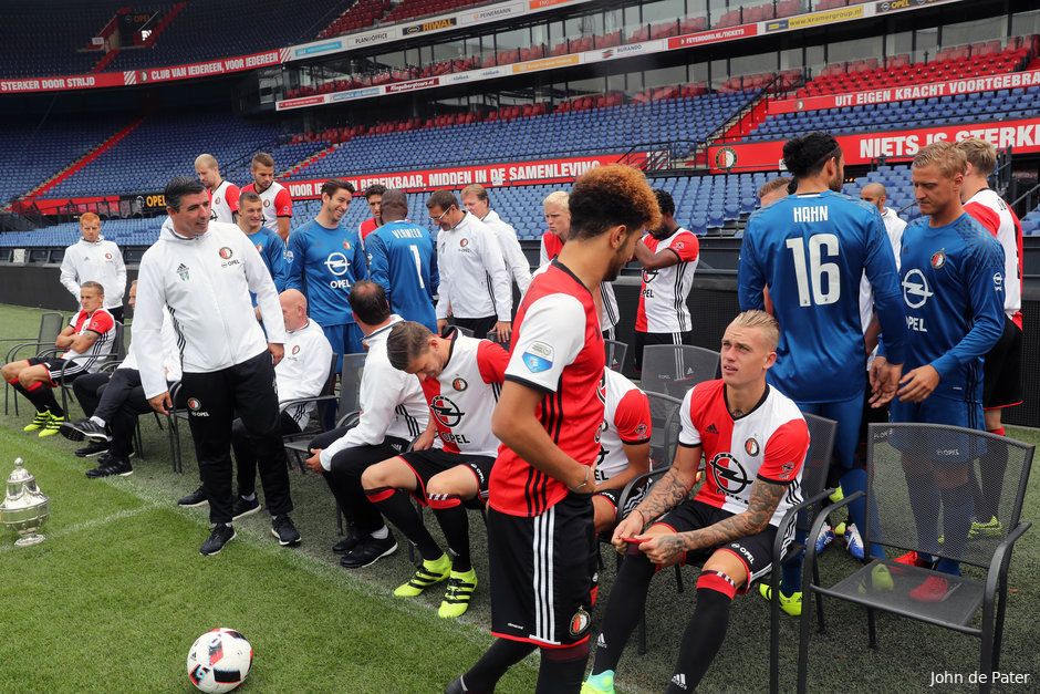 Feyenoorders poseren in De Kuip voor selectiefoto