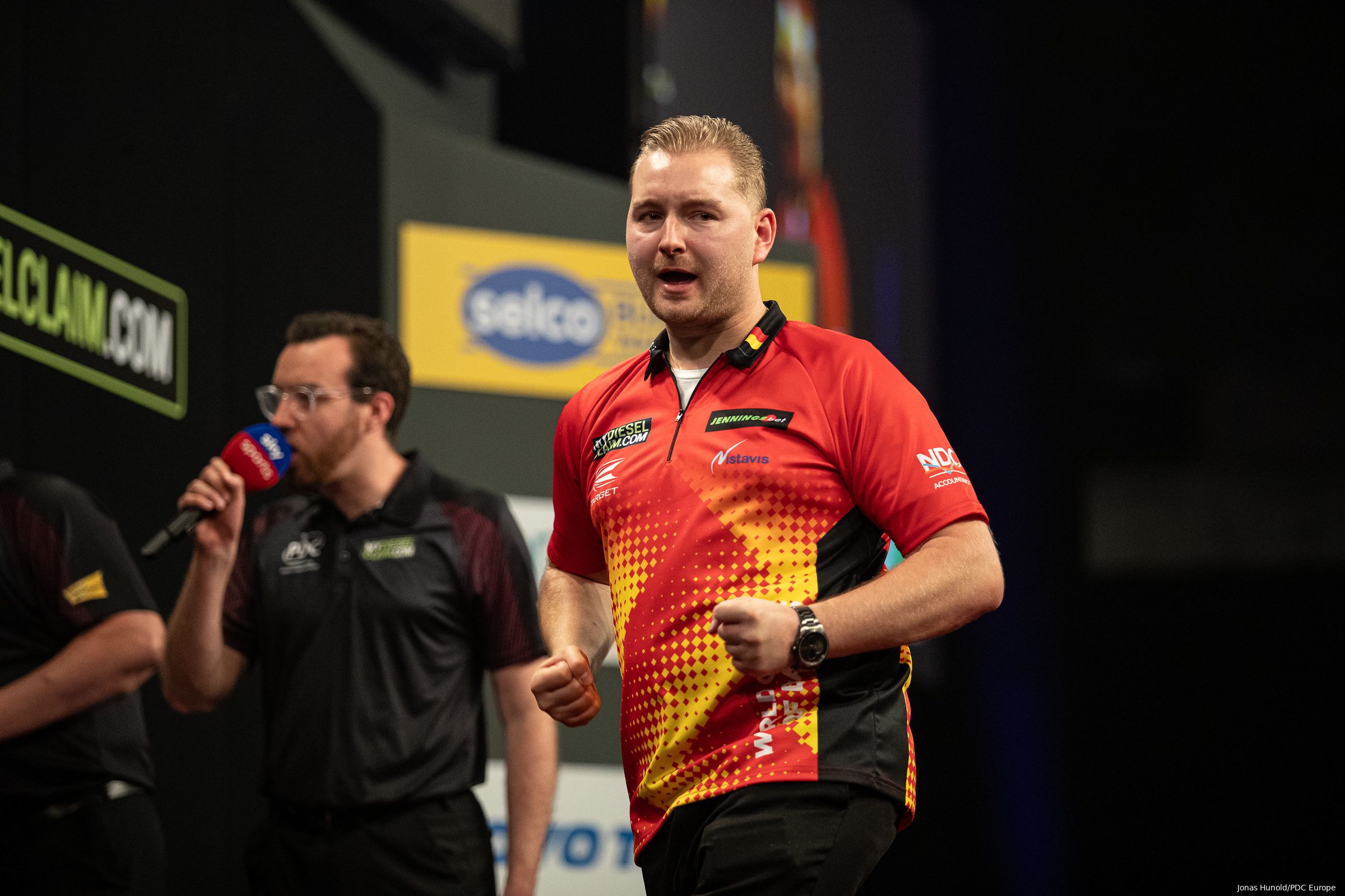 Dimitri Van den Bergh in seinem World Cup of Darts Shirt 2023<br>