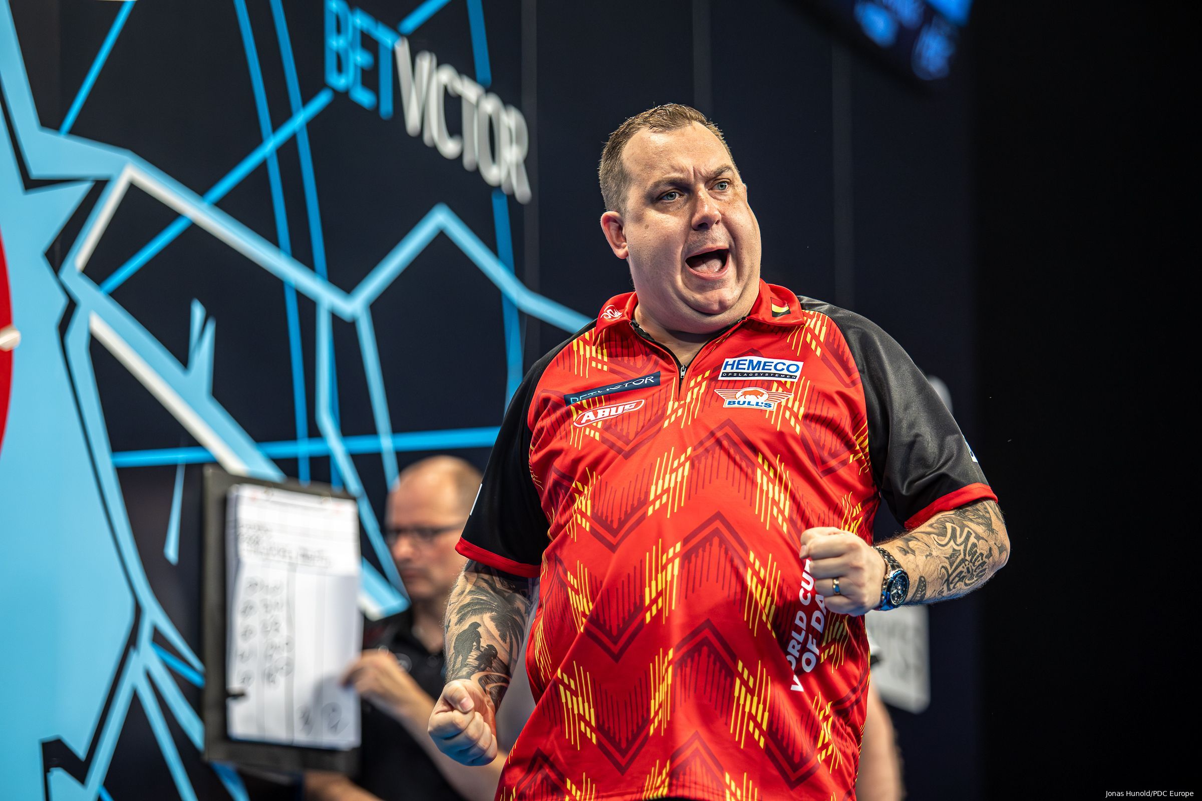 Kim Huybrechts in Aktion beim World Cup of Darts