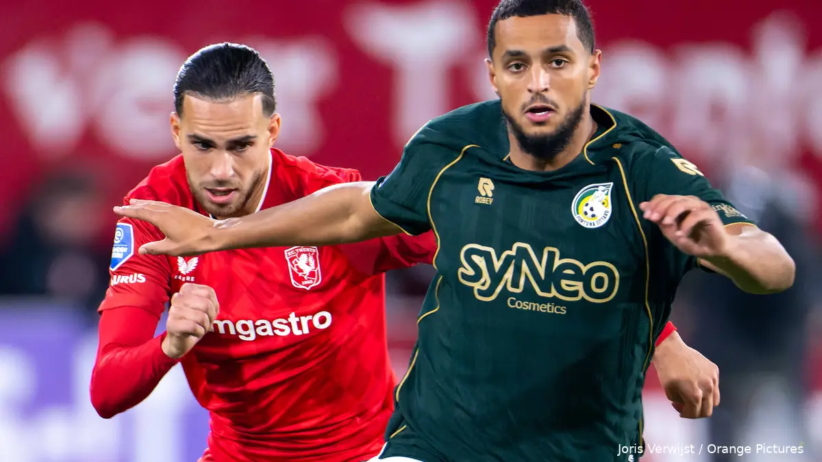 Mohamed ihattaren achtervolgd door ramiz zerrouki close up fc twente fortuna sittard jpg@webp