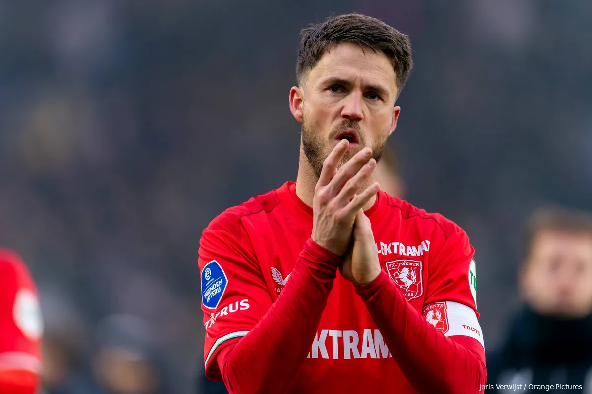 ricky van wolfswinkel bedankt met zuur gezicht handen klappen nac breda fc twente 2024 2025