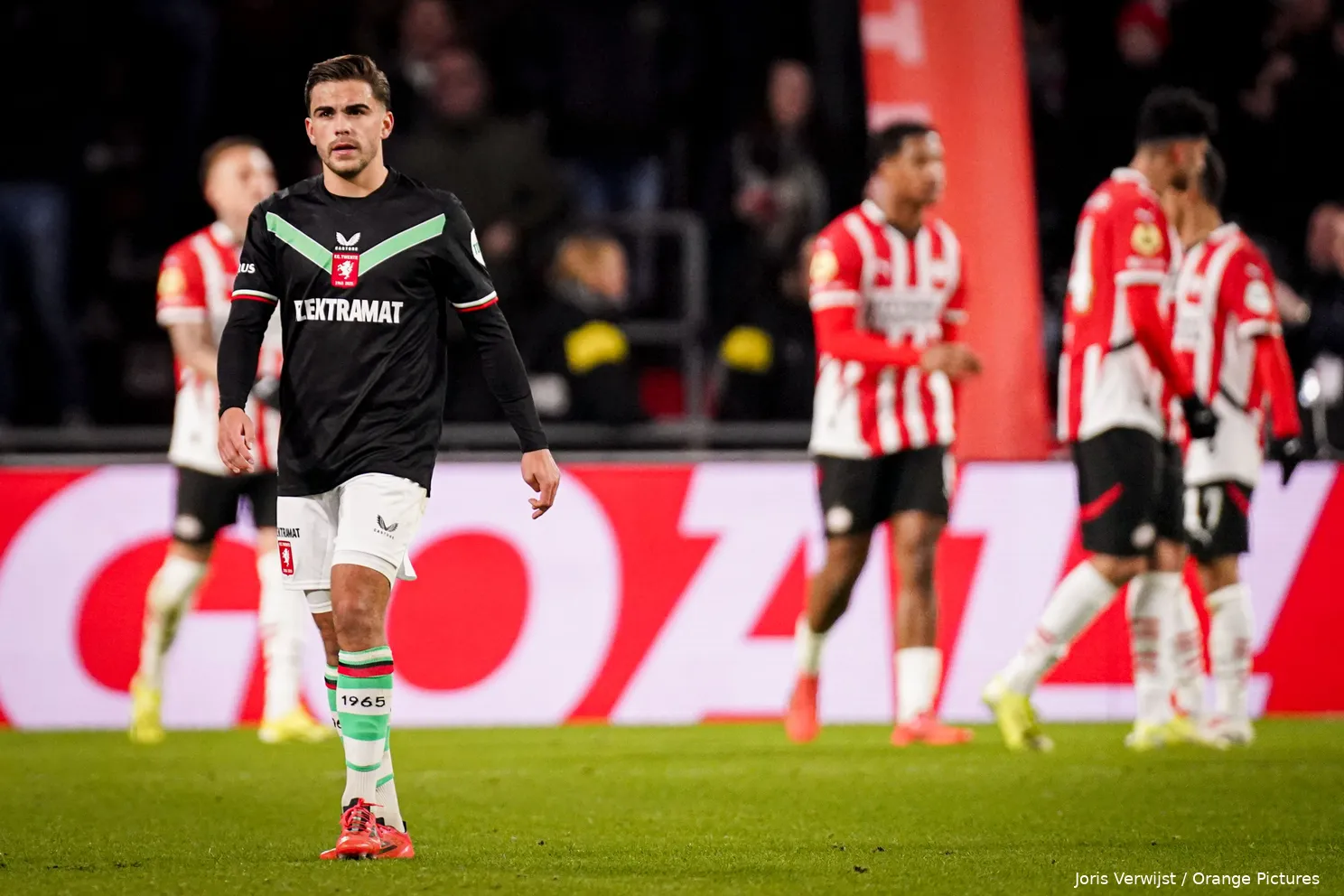 bart van rooij baalt spelers juichen psv fc twente 2024 2025