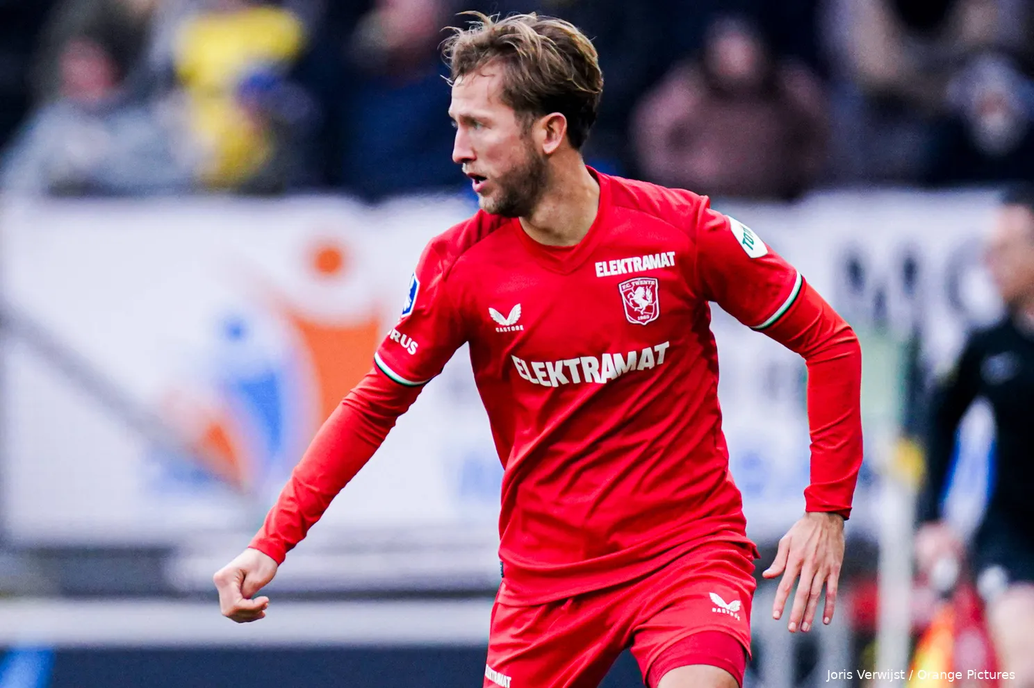 michel vlap close up dribbelt met bal nac breda fc twente 2024 2025