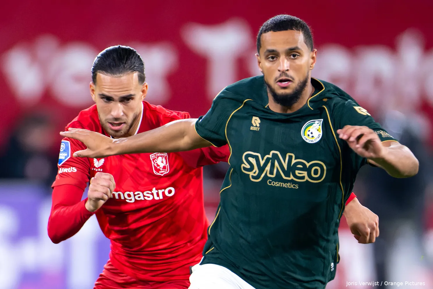 mohamed-ihattaren-achtervolgd-door-ramiz-zerrouki-close-up-fc-twente-fortuna-sittard-2025-2026