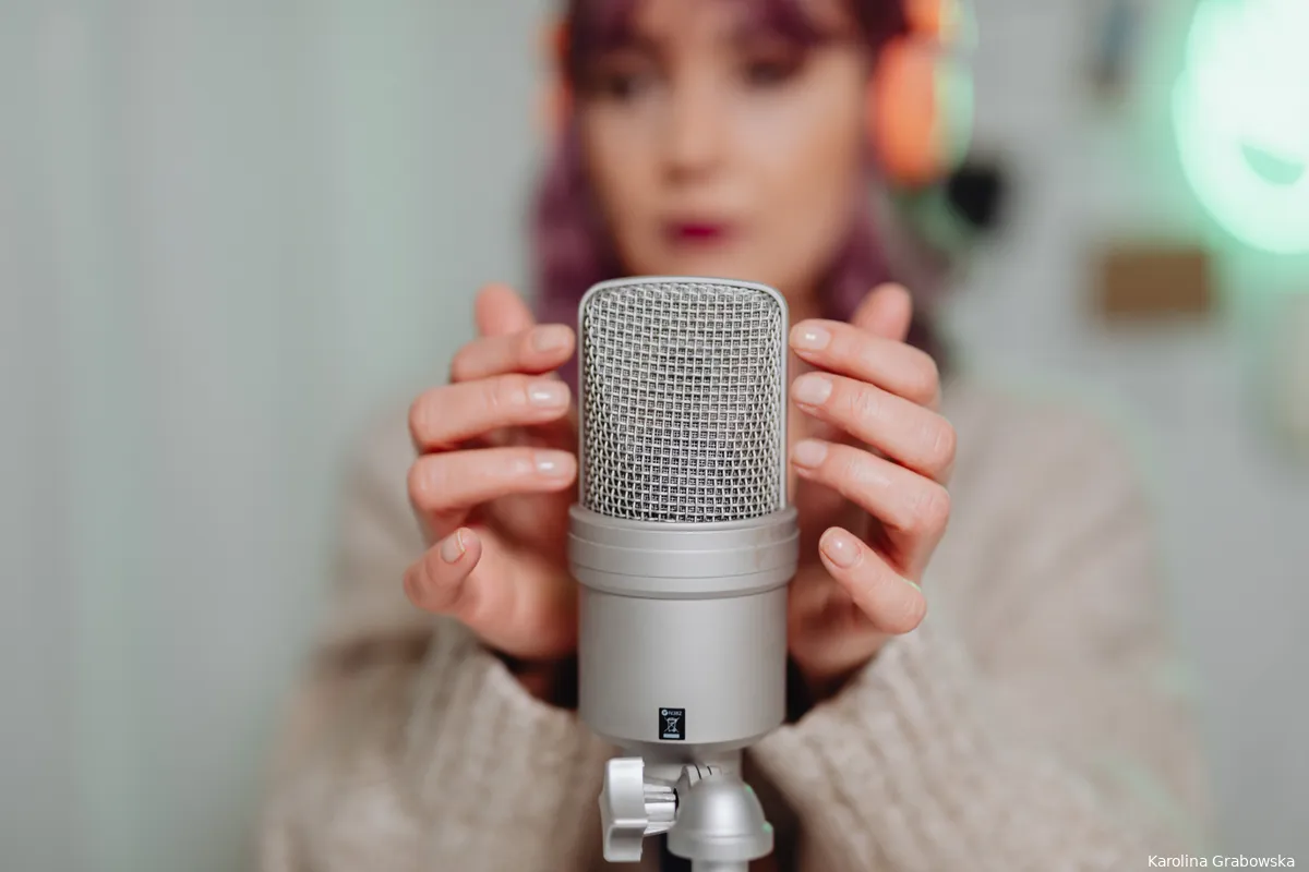 ASMR: Wat is het precies en waarom worden zoveel mensen er ontspannen van?