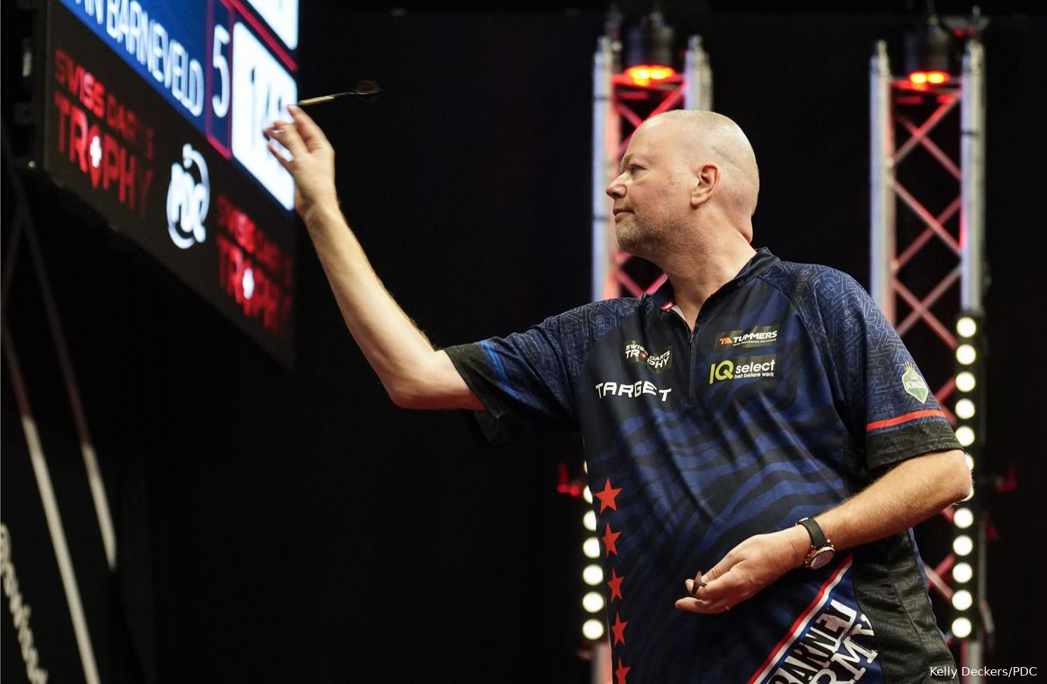 "Was bijzonder nerveus op het einde, dat toont hoe belangrijk dit toernooi is" - Raymond van Barneveld door naar laatste 16 op Swiss Darts Trophy