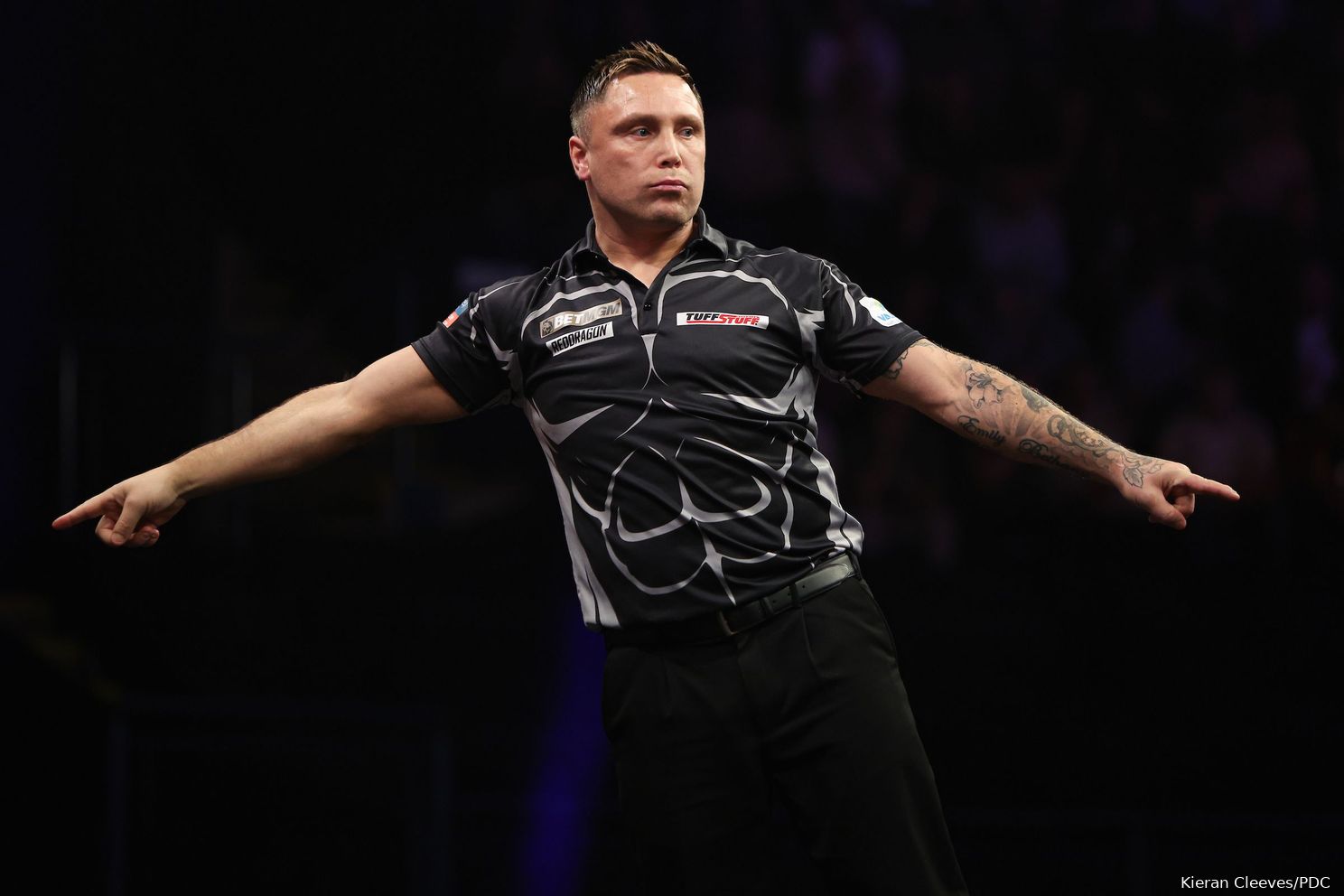 Gerwyn Price met ruime cijfers te sterk voor Dimitri van den Bergh; Michael Smith, Rob Cross en Luke Humphries ook naar laatste vier in Kopenhagen