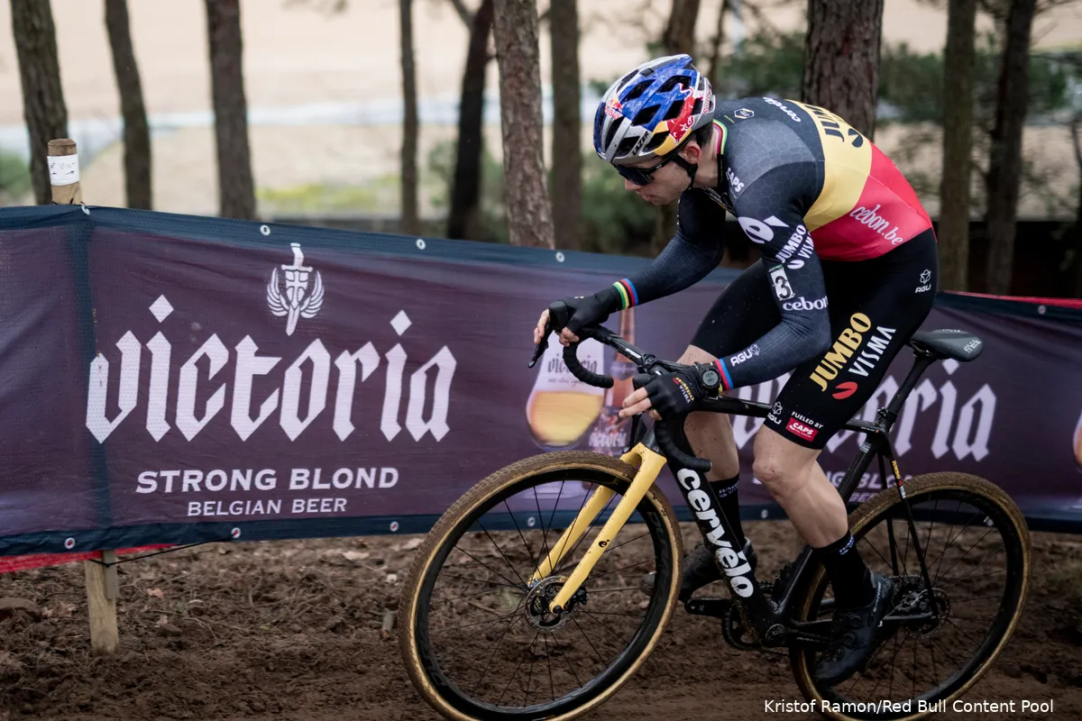 Van Aert voert indrukwekkende veldritshow op in Herentals, Pidcock tweede op grote afstand