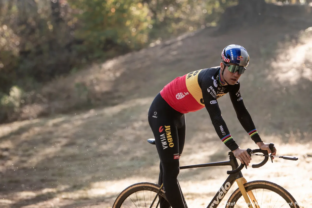 Van Aert verrast Adrie van der Poel niet: 'Dacht dat hij met één minuut voorsprong zou winnen'