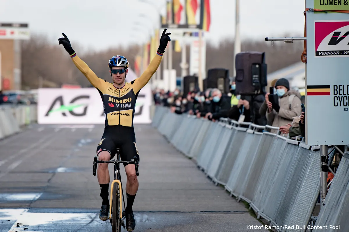Van Aert maakt favorietenrol waar en verdedigt Belgische titel met verve na lange solo