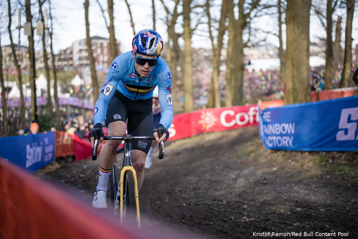 Niels Albert kritisch op WK-tactiek Van Aert: 'Zelfs als je minder bent, moet je zo'n sprint kunnen winnen'