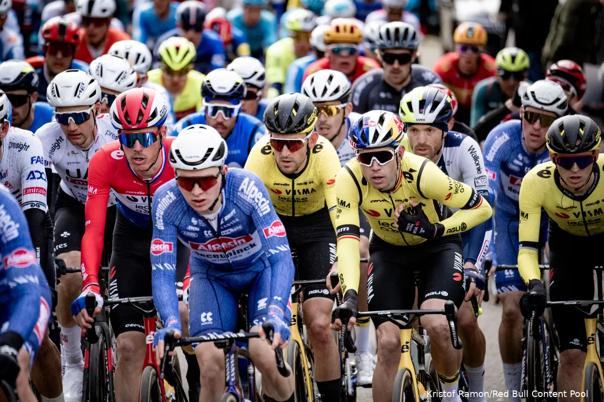 wout van aert peloton