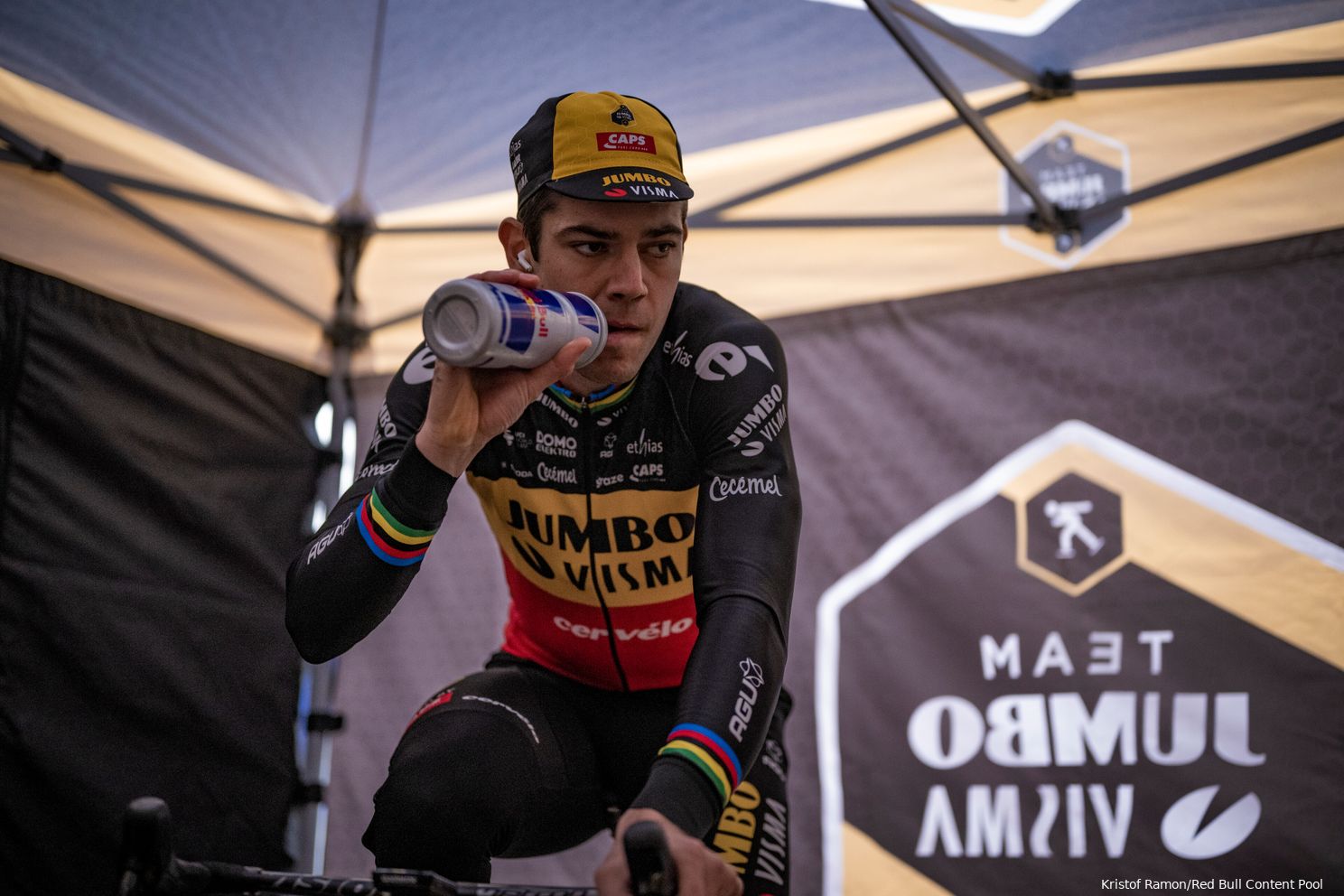 Terwijl zoontje Georges de show steelt, wint papa Wout van Aert: 'Jammer dat Mathieu uit pedaal schoot'