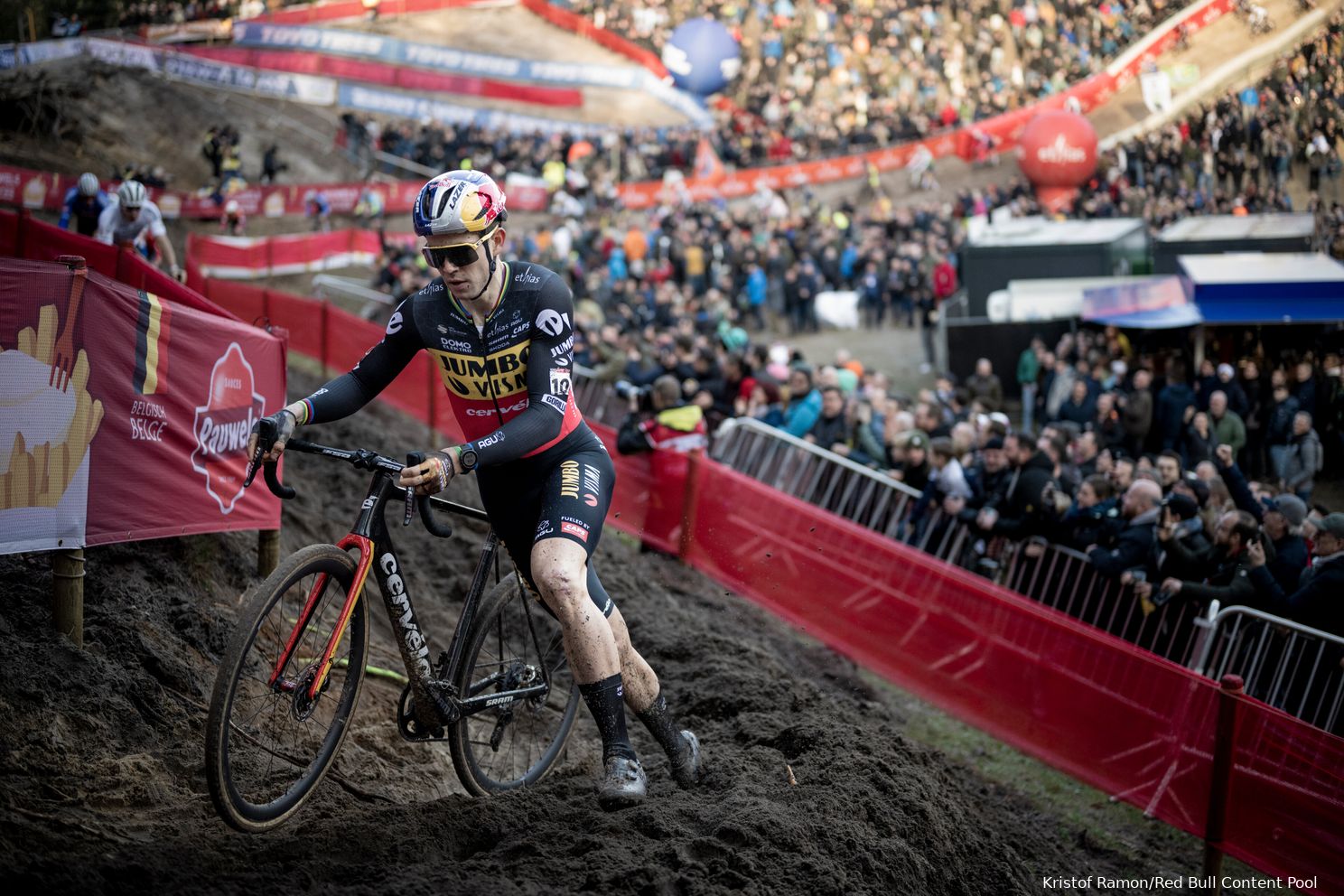Is Van Aert nu die 'andere atleet' waar hij 5 weken geleden over sprak? Bij Jumbo-Visma denken ze nog van niet