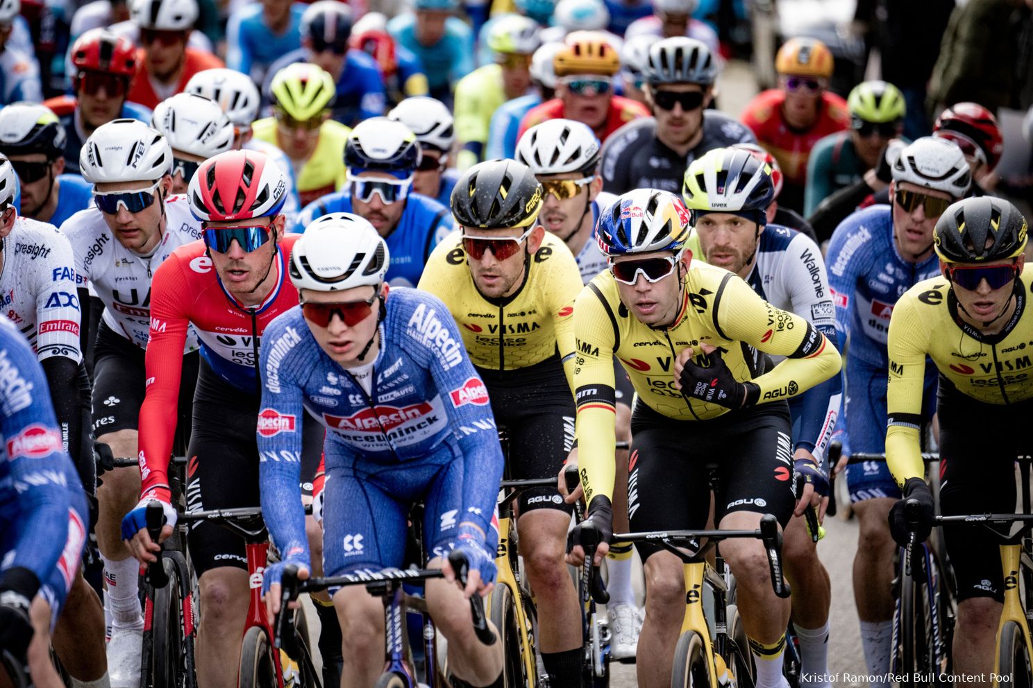 wout van aert peloton