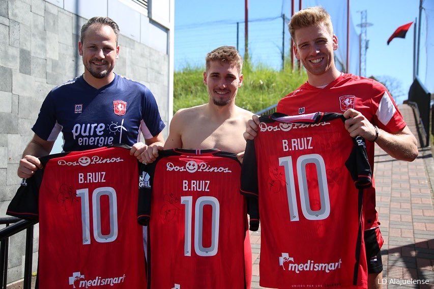 Ruiz verrast Twente-spelers met uniek cadeau inclusief persoonlijke boodschap