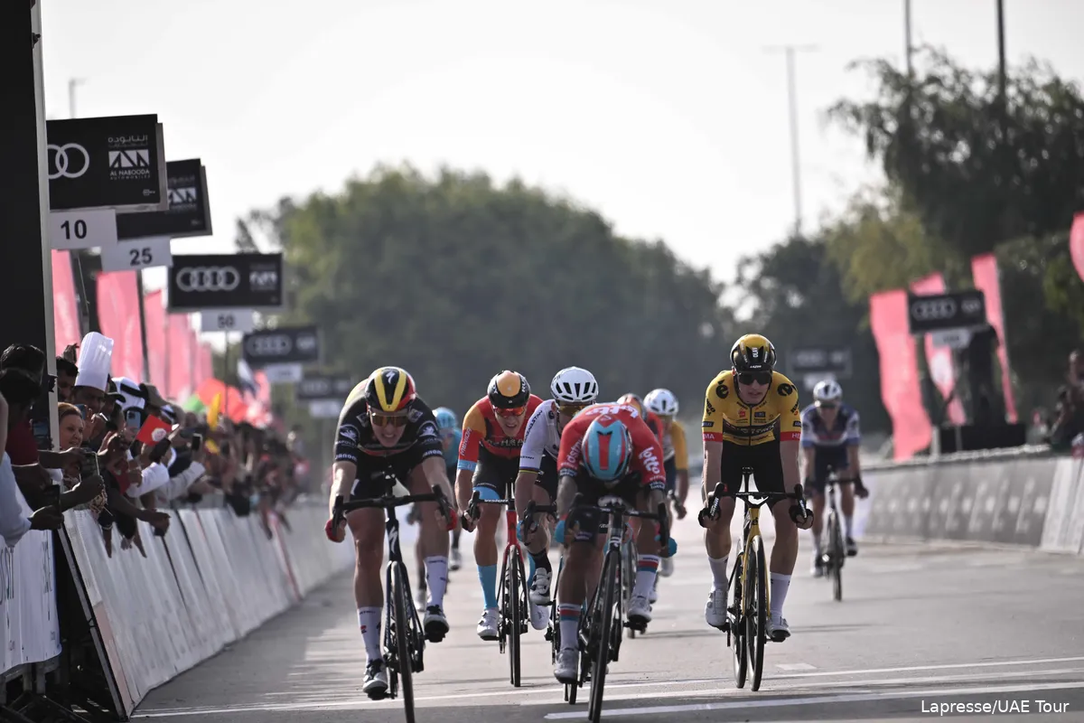 Chaos troef in UAE Tour: Merlier wint na waaierspektakel en lang beraad eerste etappe, Yates en Kuss verliezen tijd
