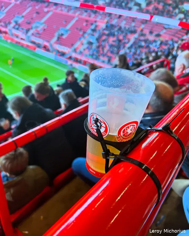 Twente-supporters ontwikkelen unieke bekerhanger: Nooit meer bierverspilling en koude handen