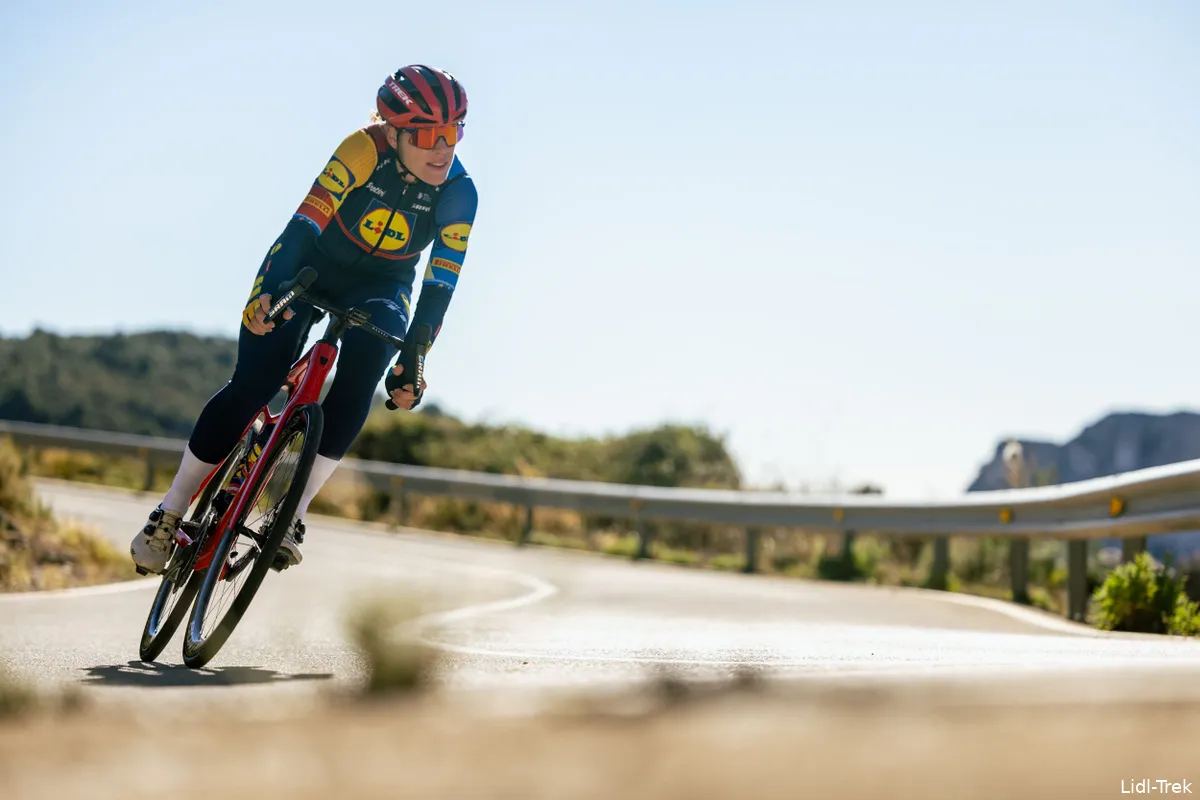 Ellen van Dijk takes first leader's jersey and wins with her team Lidl-Trek the opening time trial at La Vuelta Femenina