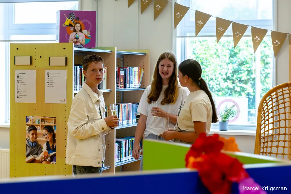 Leerlingen van HPC Zetten in hun nieuwe schoolbieb