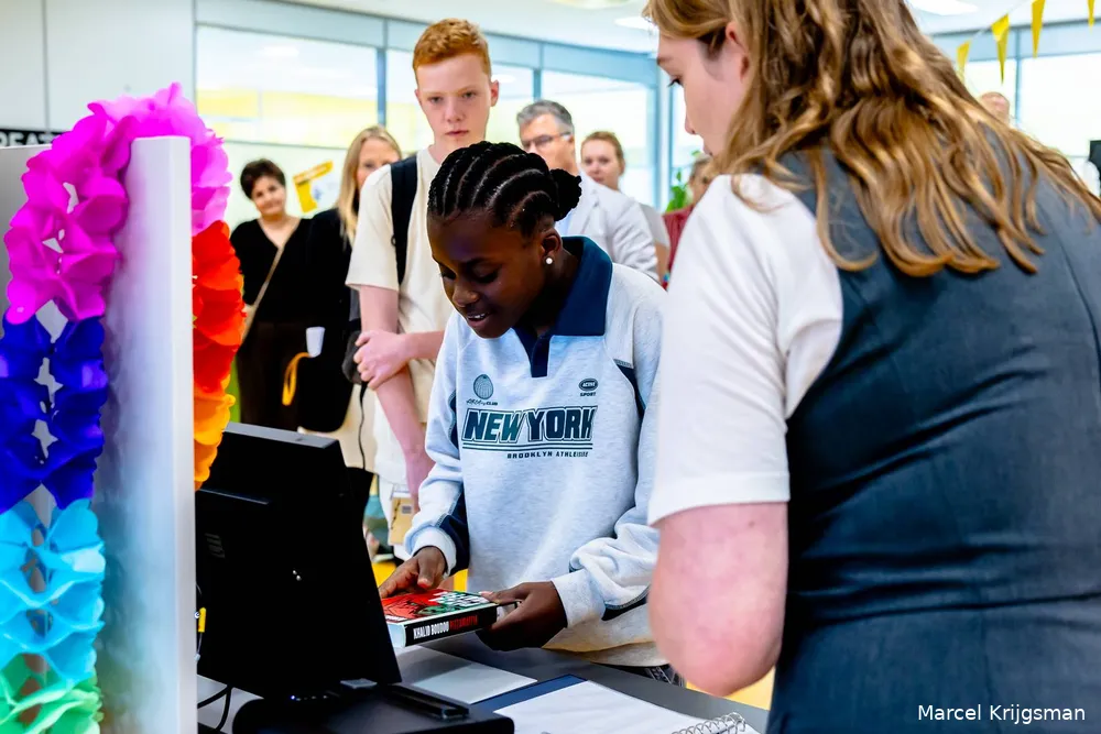 Leerlingen lenen de eerste boeken in de schoolbieb