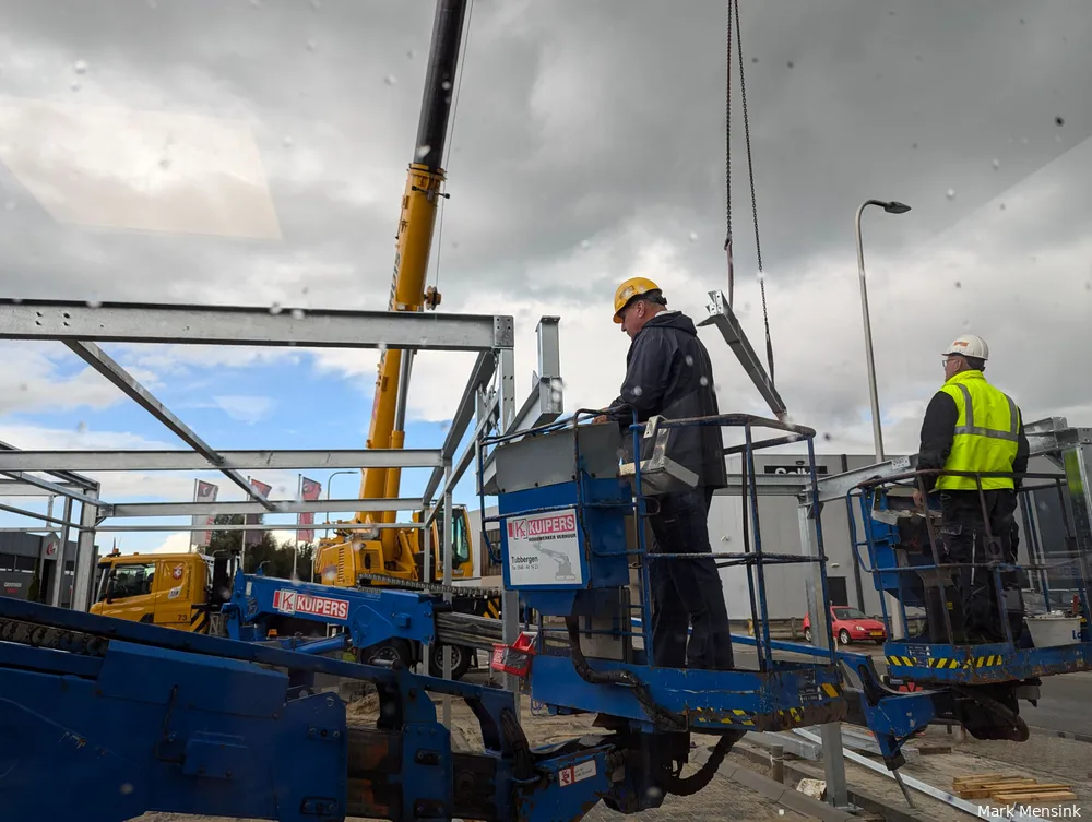 Tasche Staalbouw plaatst de stalen constructie