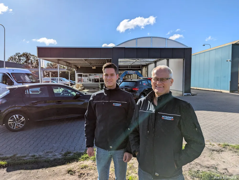 Hein en Hennie Schröder bij de ingang van de carwash