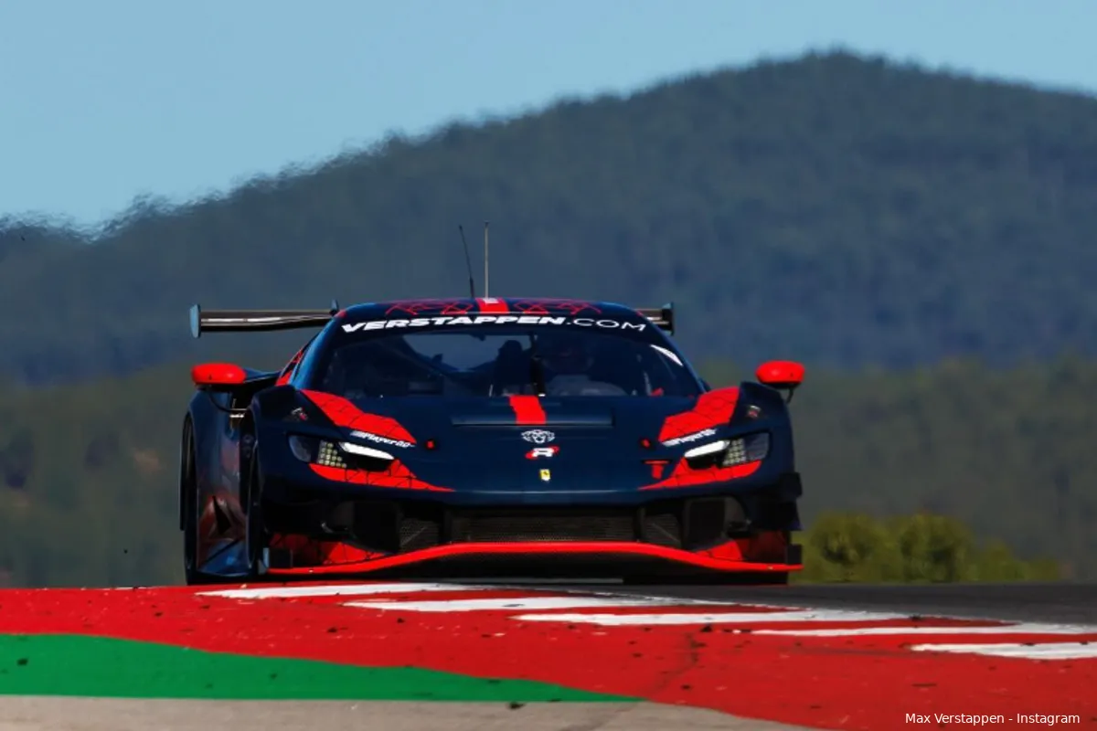 BEELD: Jos en Max Verstappen jagen Ferrari 296 GT3 over Portimao