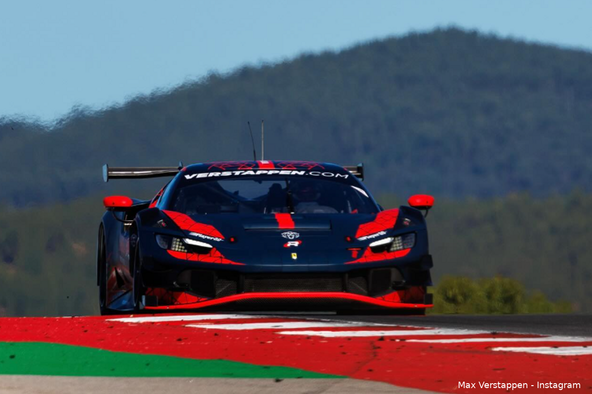 BEELD: Jos en Max Verstappen jagen Ferrari 296 GT3 over Portimao