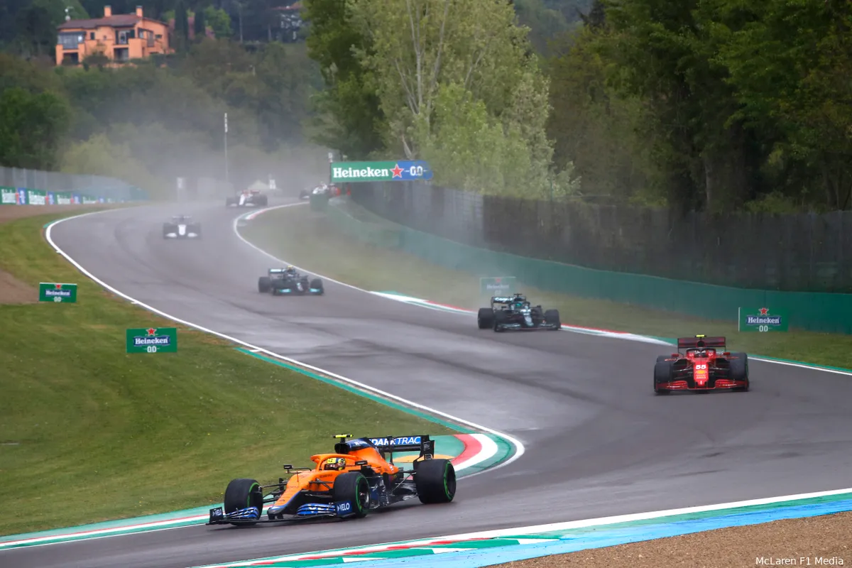 Verslag VT1 | Dominant Ferrari geeft Verstappen het nakijken op spekglad Imola