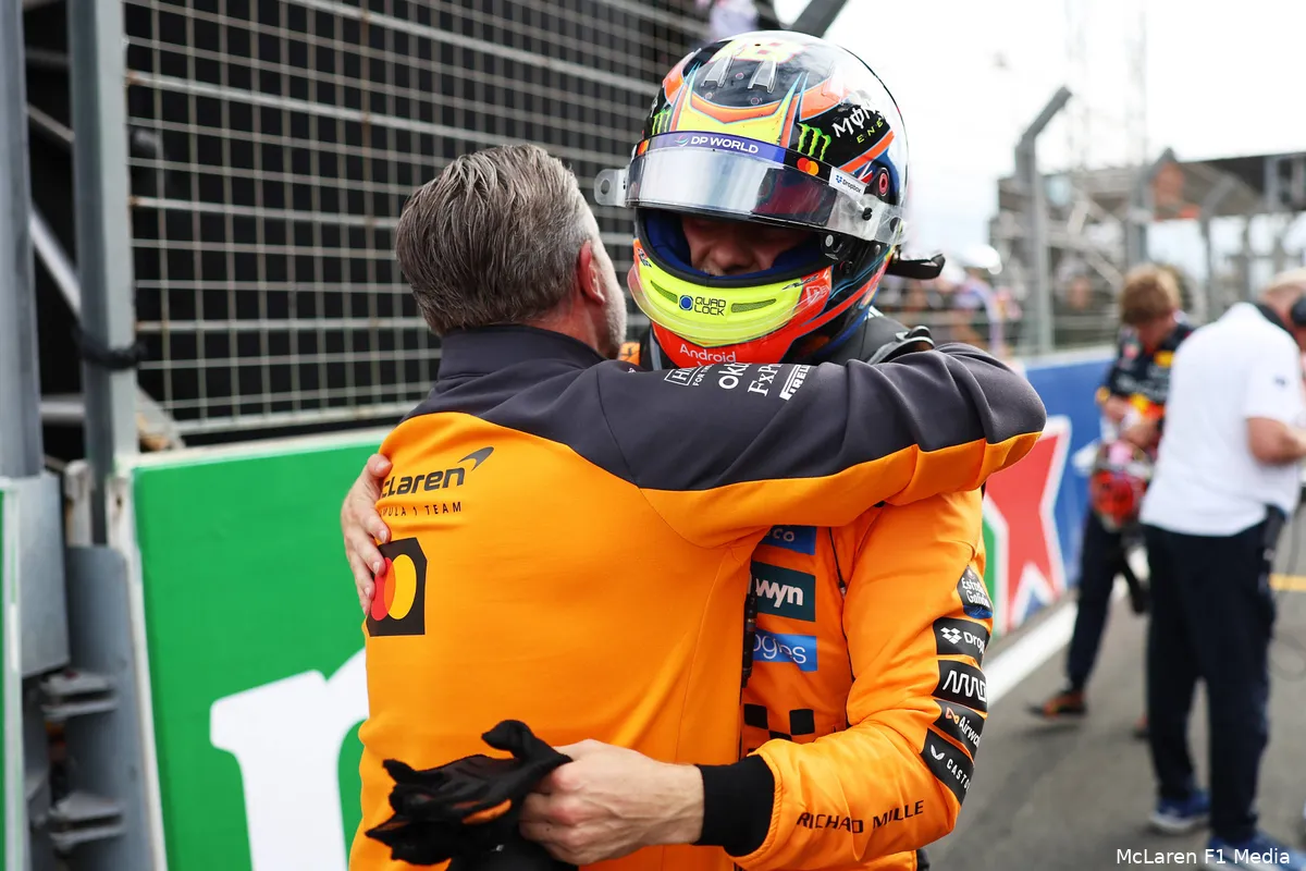 oscar-piastri-zak-brown-mclaren-gp-nederland-2025-zondag
