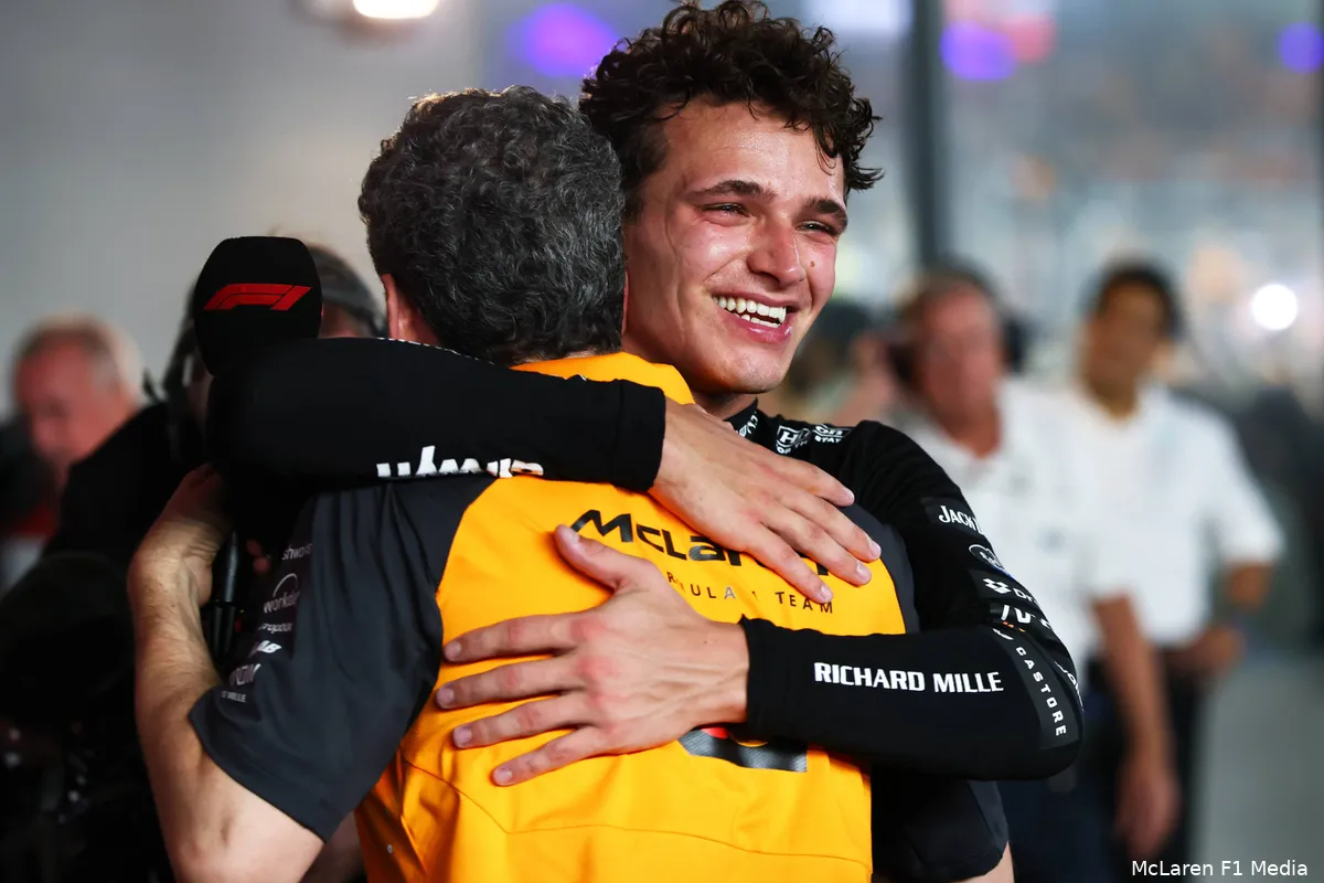 lando-norris-andrea-stella-constructeurstitel-mclaren-singapore-2025
