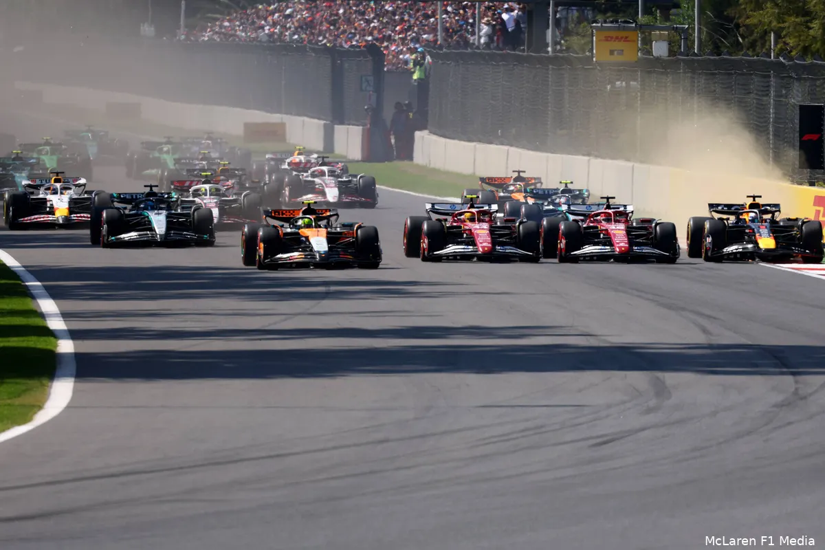 max-verstappen-red-bull-racing-george-russell-mercedes-lewis-hamilton-charles-leclerc-ferrari-lando-norris-mclaren-start-mexico-zondag-2025