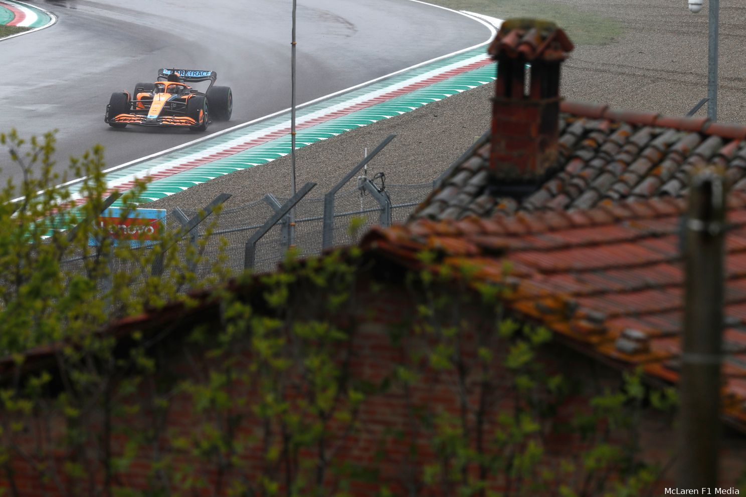 McLaren was op een nat Autodromo Enzo e Dino Ferrari de best of the rest.
