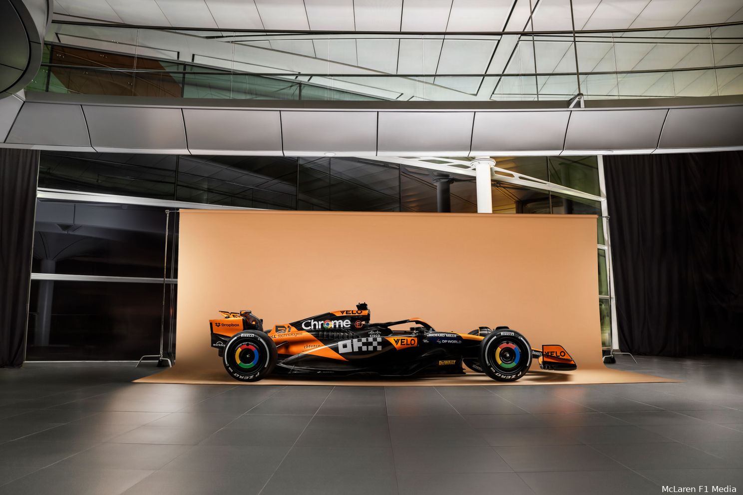 FOTO'S | McLaren toont nieuwe kleurstelling nu wel op daadwerkelijke 2024-auto