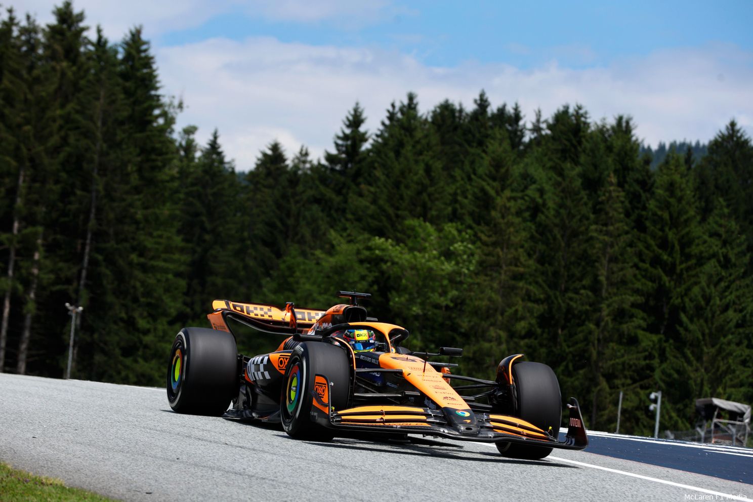 Oscar Piastri in zijn McLaren-bolide, met tamelijk vlakke achtervleugel, Red Bull Ring, Grand Prix van Oostenrijk 2024.