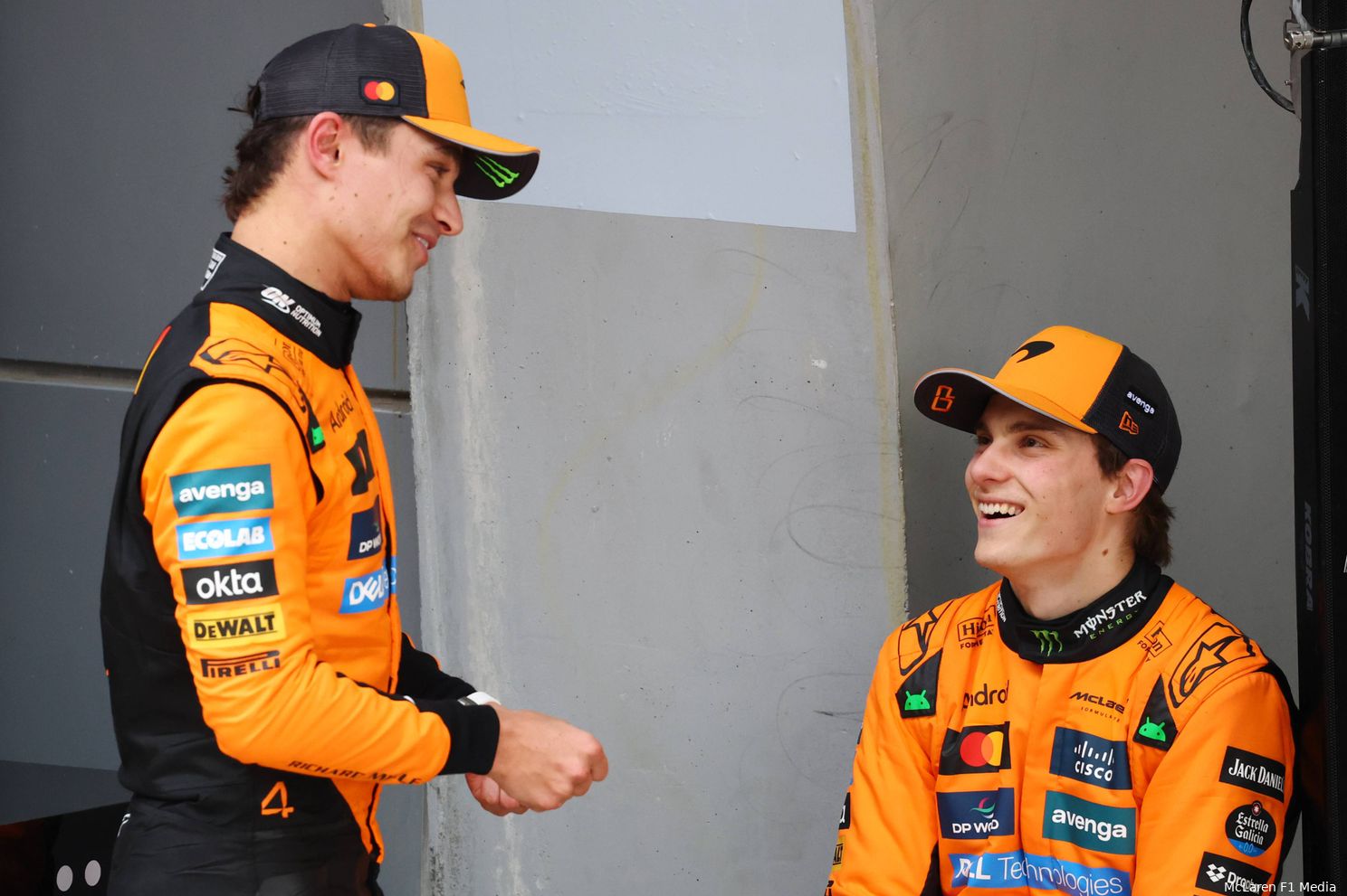 oscar piastri lando norris handjes mclaren china win