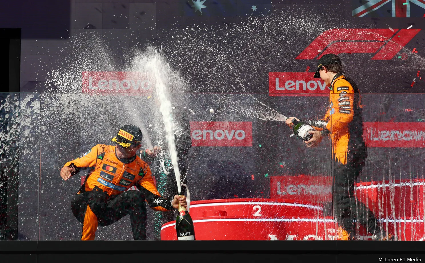 oscar-piastri-lando-norris-mclaren-george-russell-gp-hongarije-2025-zondag-podium-champagne