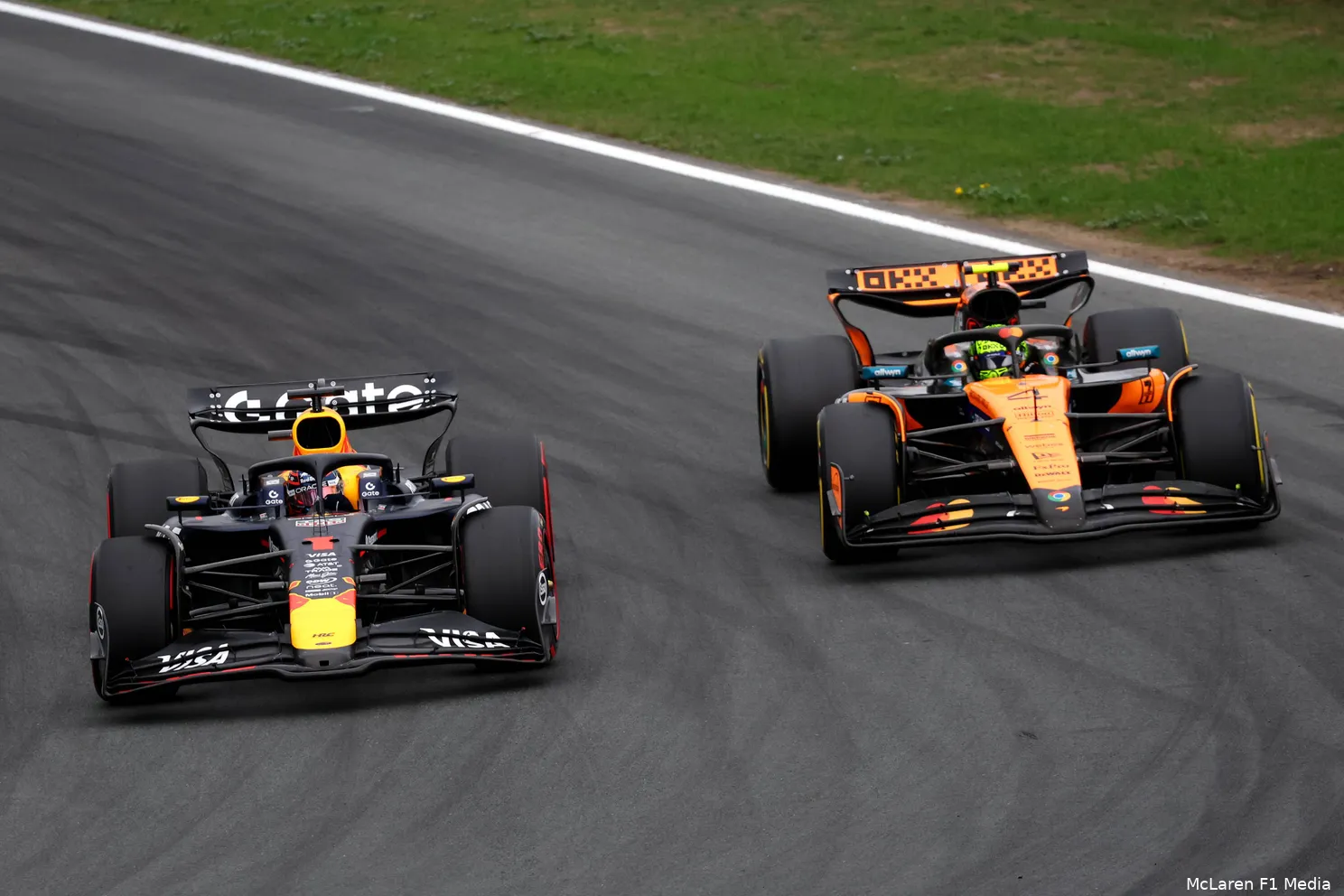 oscar-piastri-mclaren-max-verstappen-red-bull-racing-gp-nederland-2025-zondag