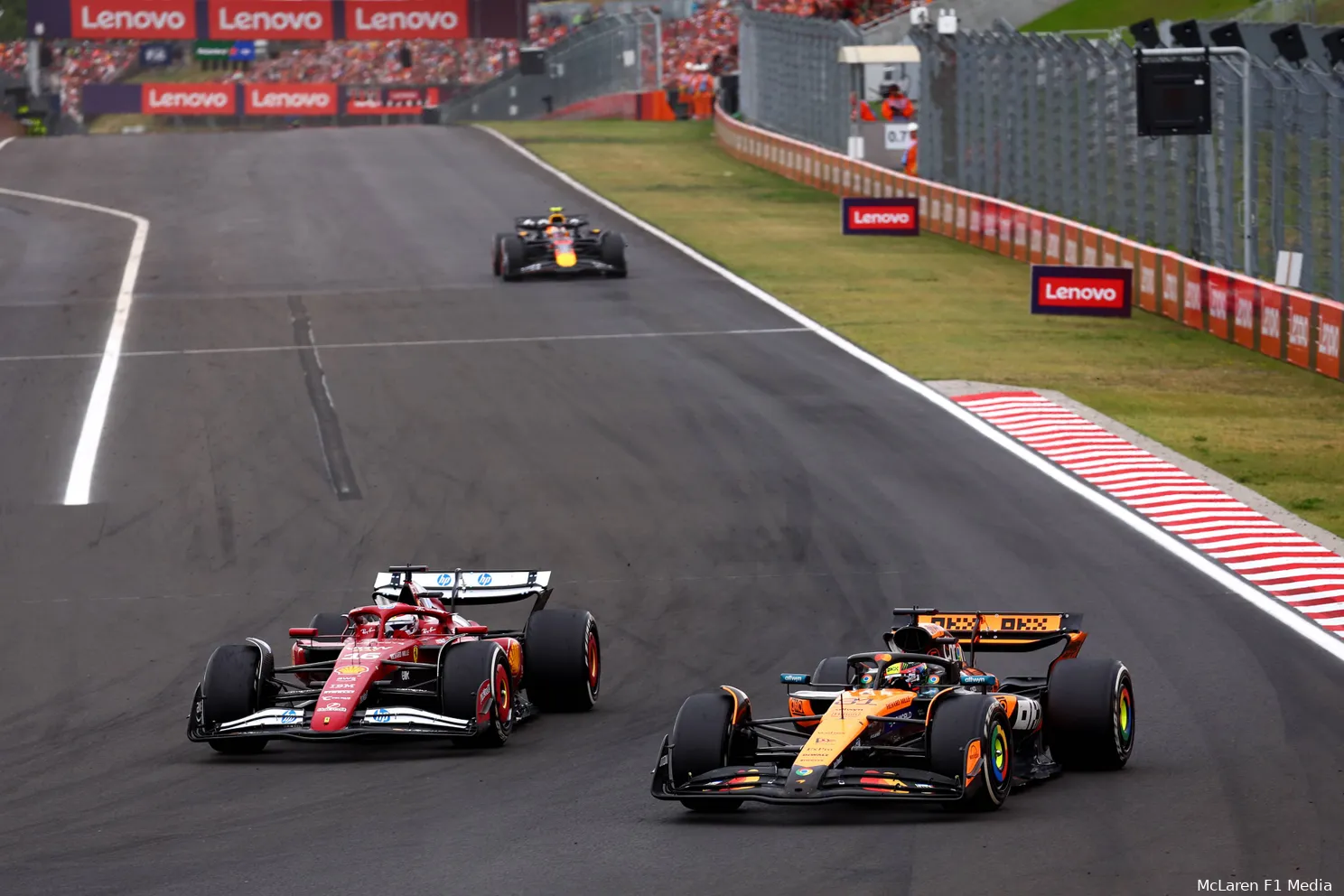oscar-piastri-race-mclaren-zondag-hongarije-charles-leclerc