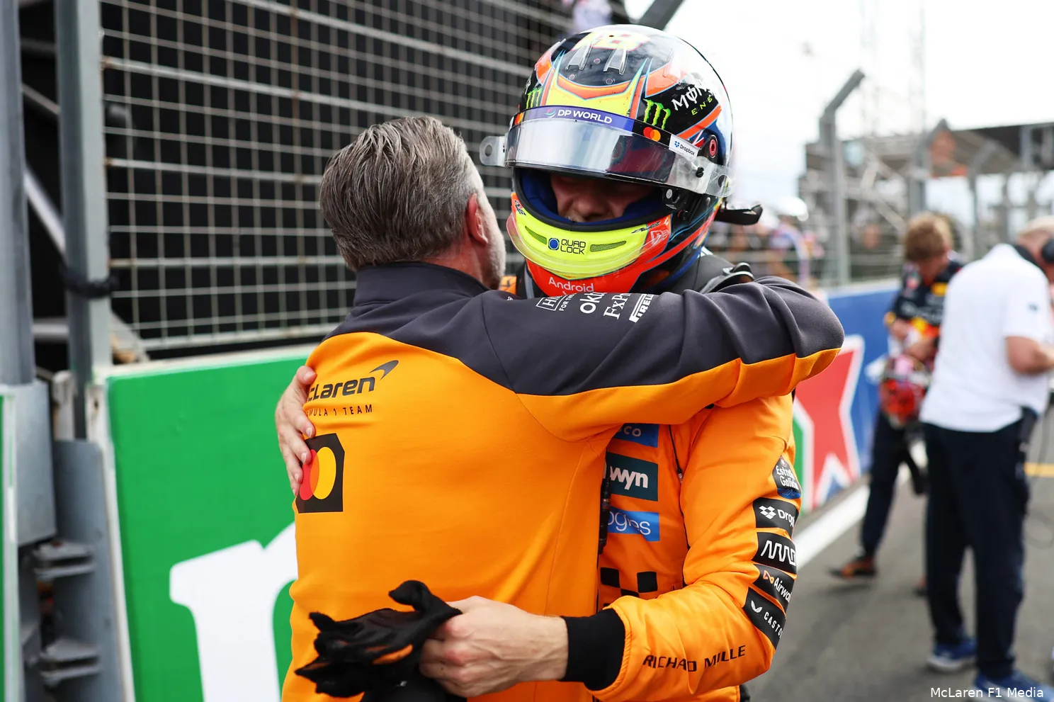 oscar-piastri-zak-brown-mclaren-gp-nederland-2025-zondag