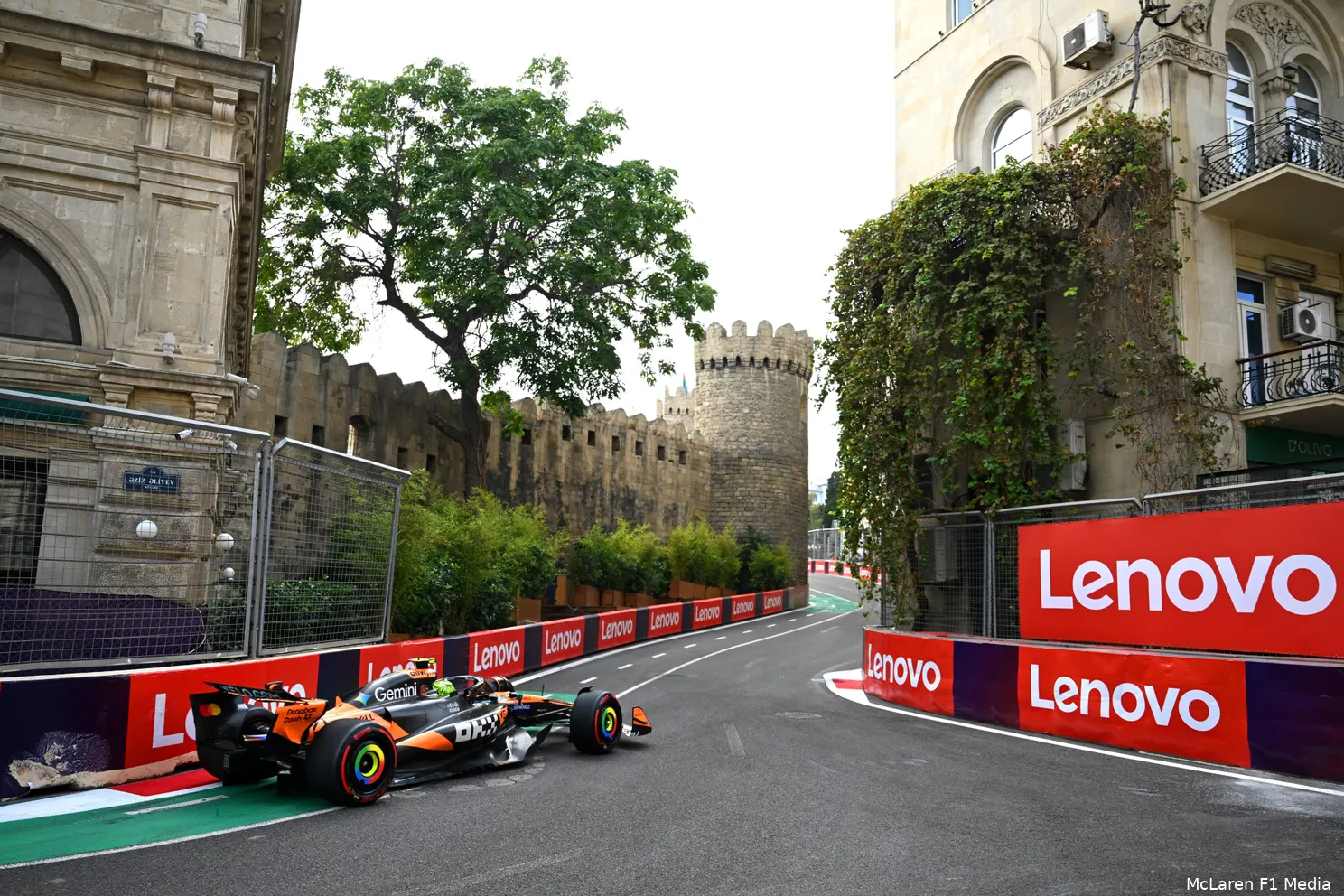 lando-norris-mclaren-baku-vrijdag (7)