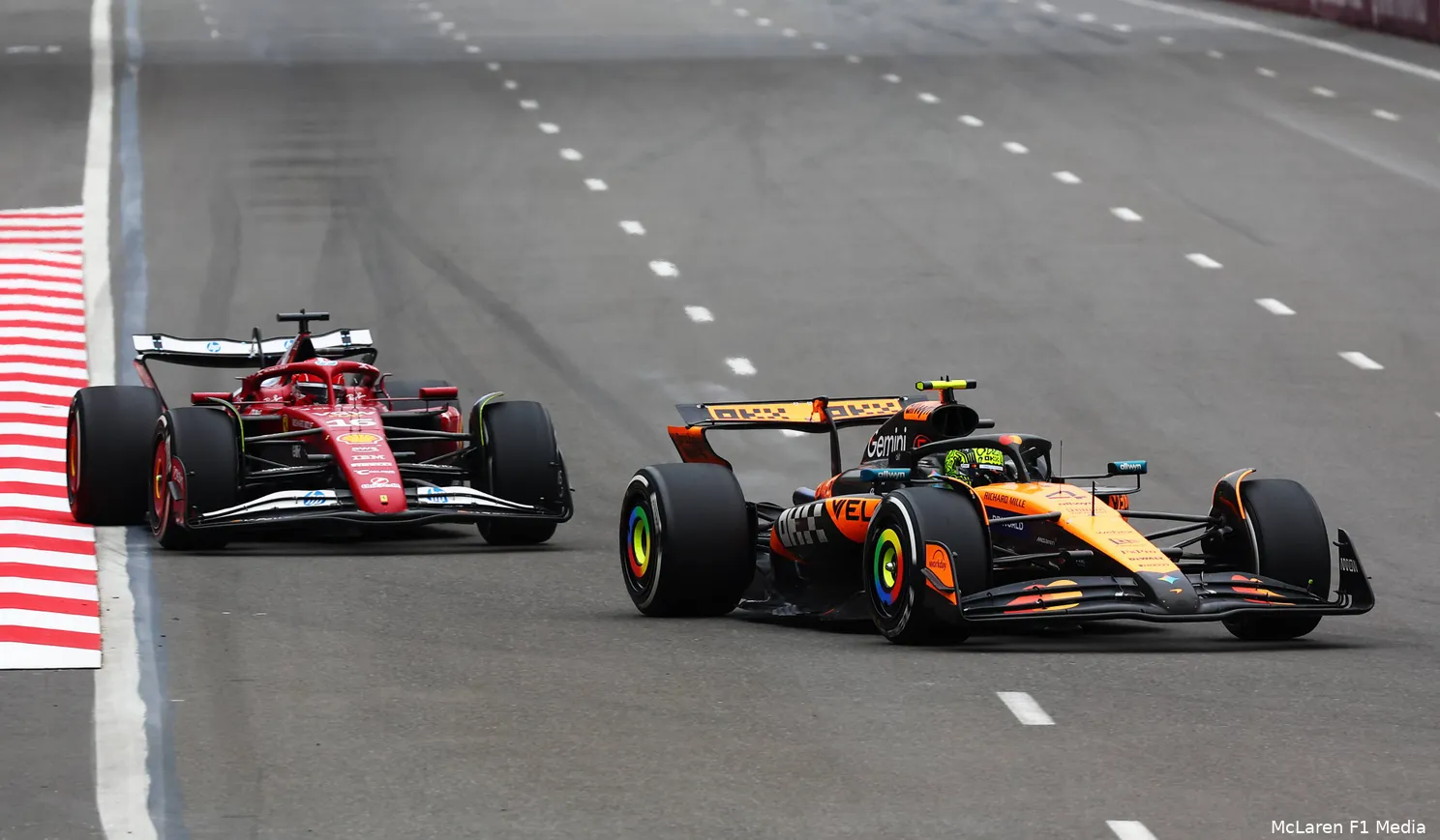 lando-norris-mclaren-gp-azerbeidzjan-2025-zondag-charles-leclerc-ferrari-3