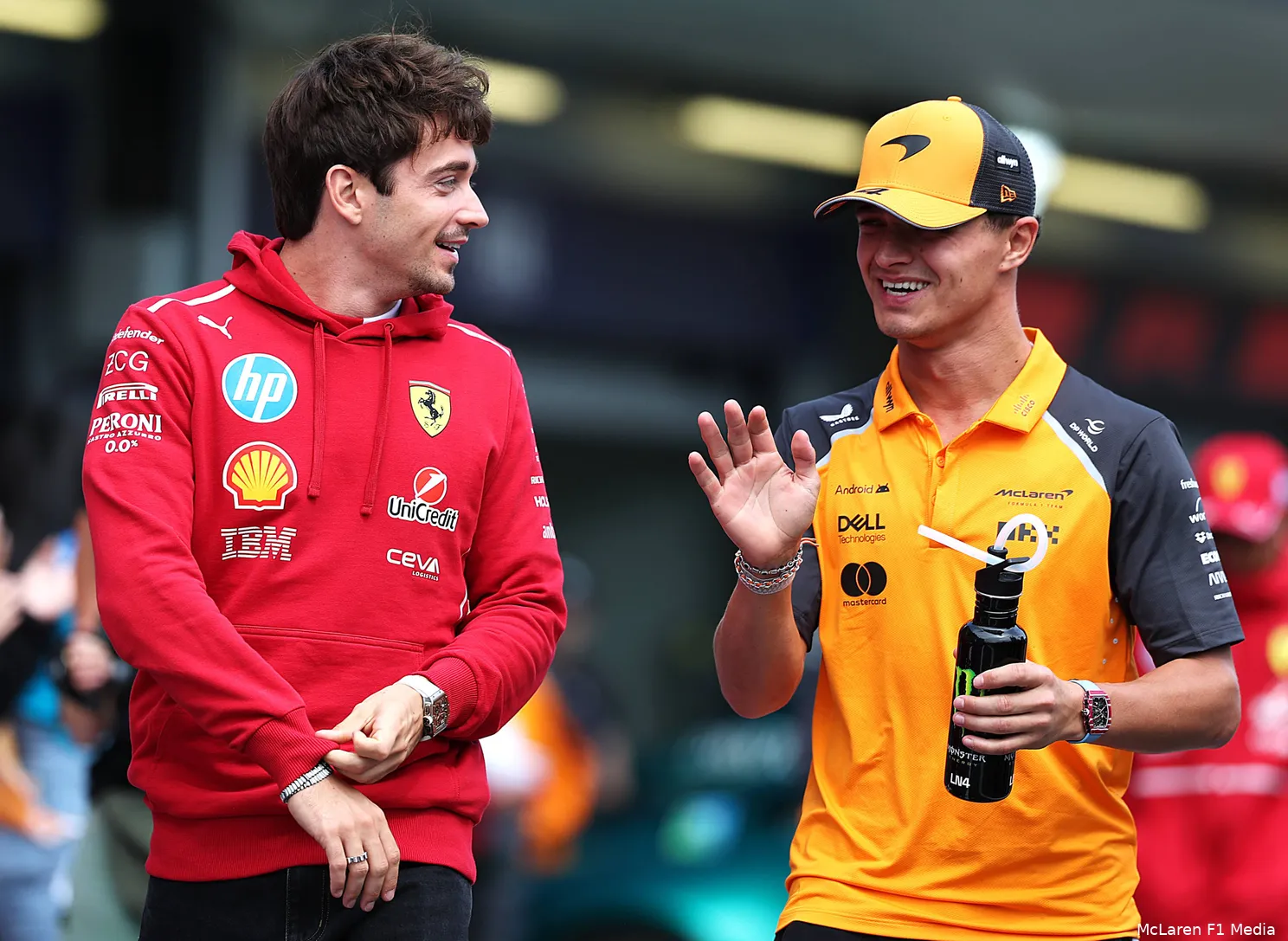 lando-norris-mclaren-gp-azerbeidzjan-2025-zondag-charles-leclerc-ferrari