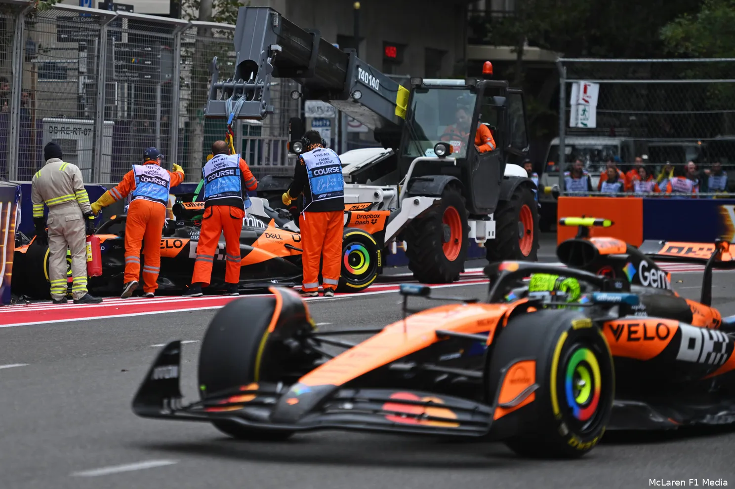 lando-norris-mclaren-gp-azerbeidzjan-2025-zondag-piastri-uitvalbeurt-bakoe-takel