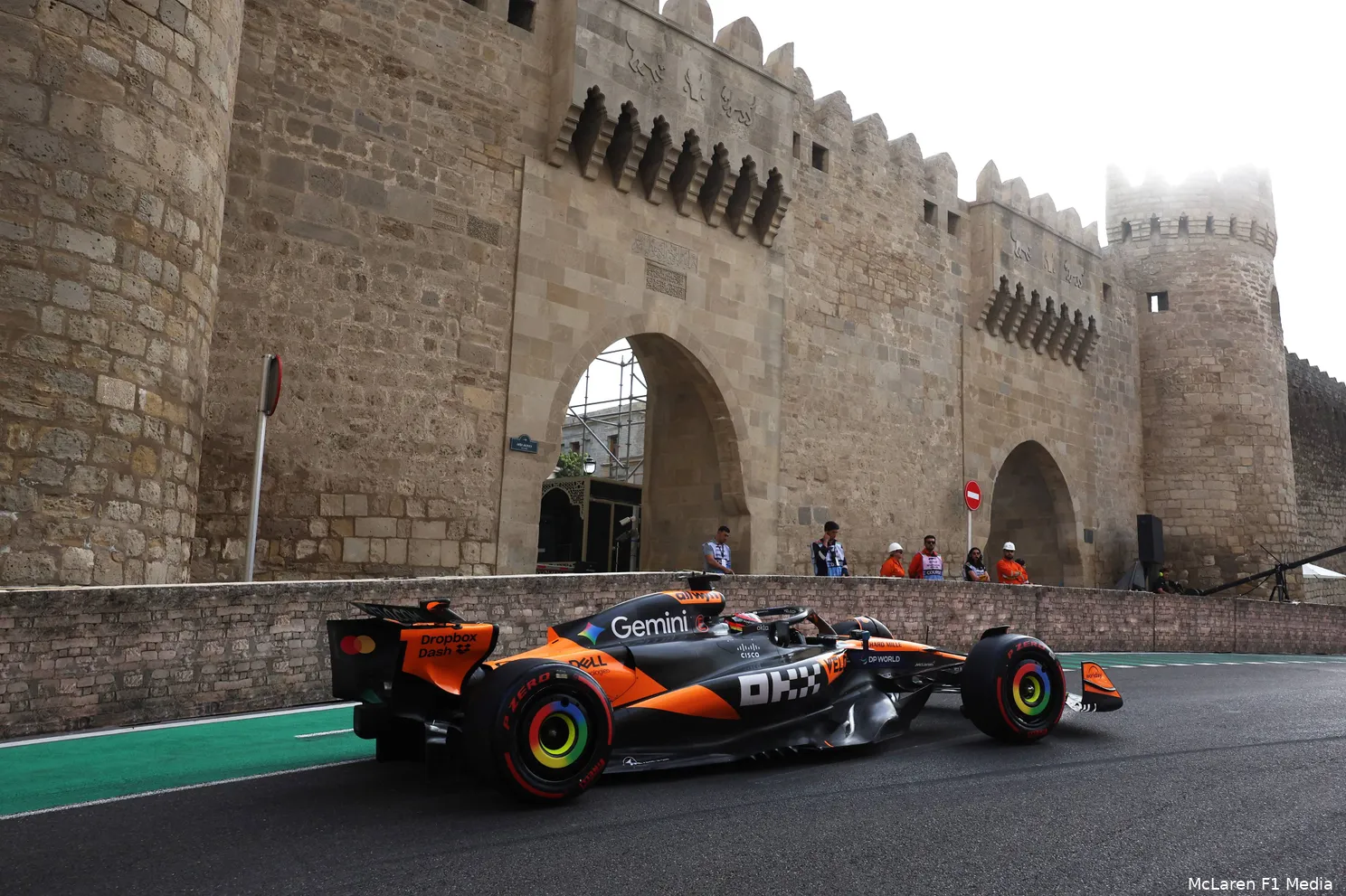 oscar-piastri-mclaren-baku-vrijdag (15)