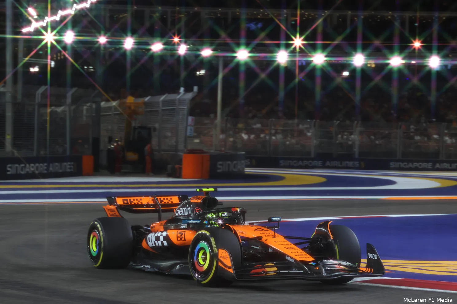 lando-norris-mclaren-vrijdag-singapore-2025
