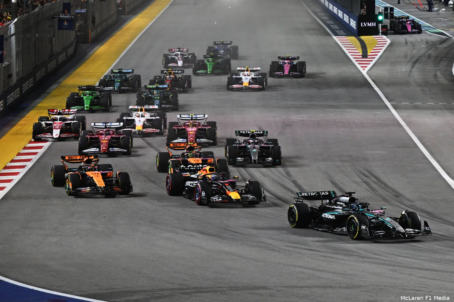 lando-norris-race-singapore-2025-mclaren-start