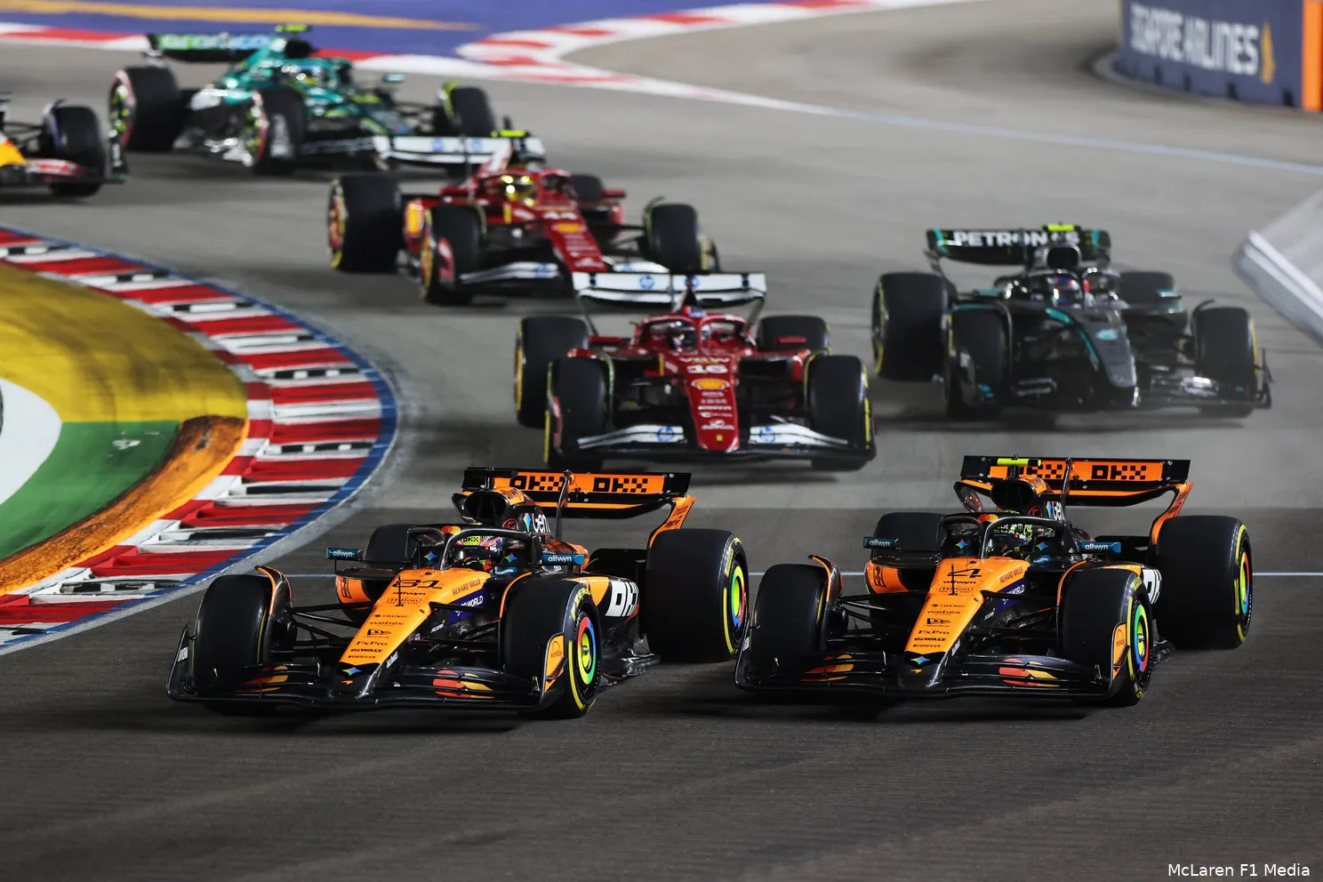 lando-norris-race-singapore-2025-mclaren-start-piastri